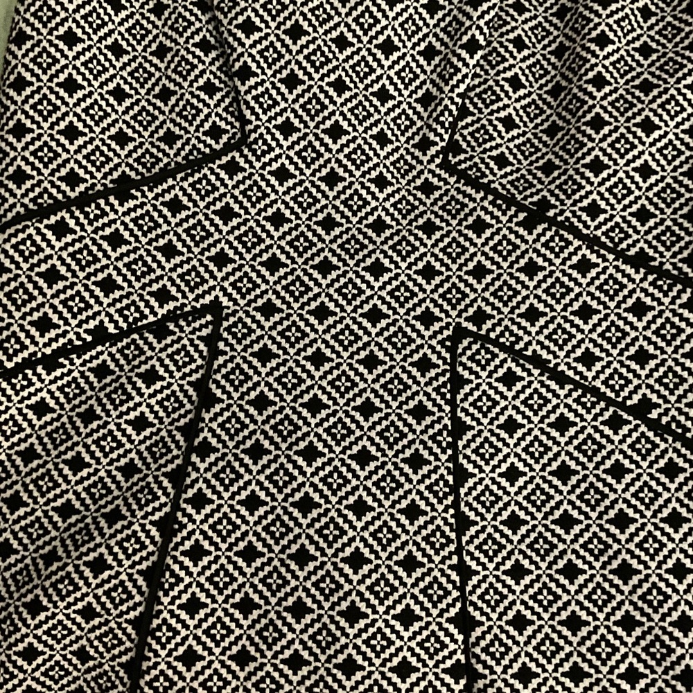 Adrianna Papell V‎ Neck Sleeveless Dress in white and black geometric pattern. 8 - Picture 11 of 16